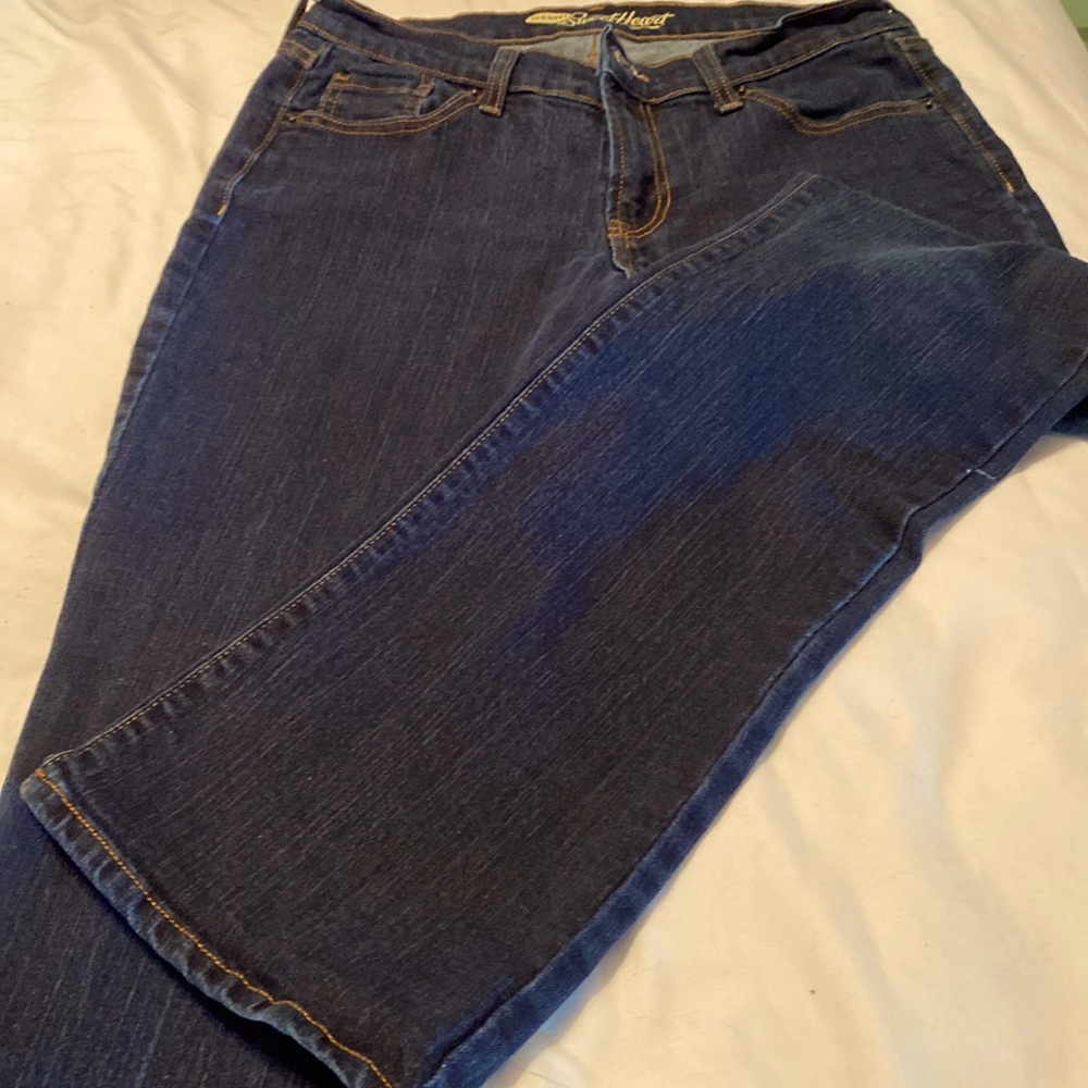 Size 8 Dark wash Old Navy sweetheart jeans.